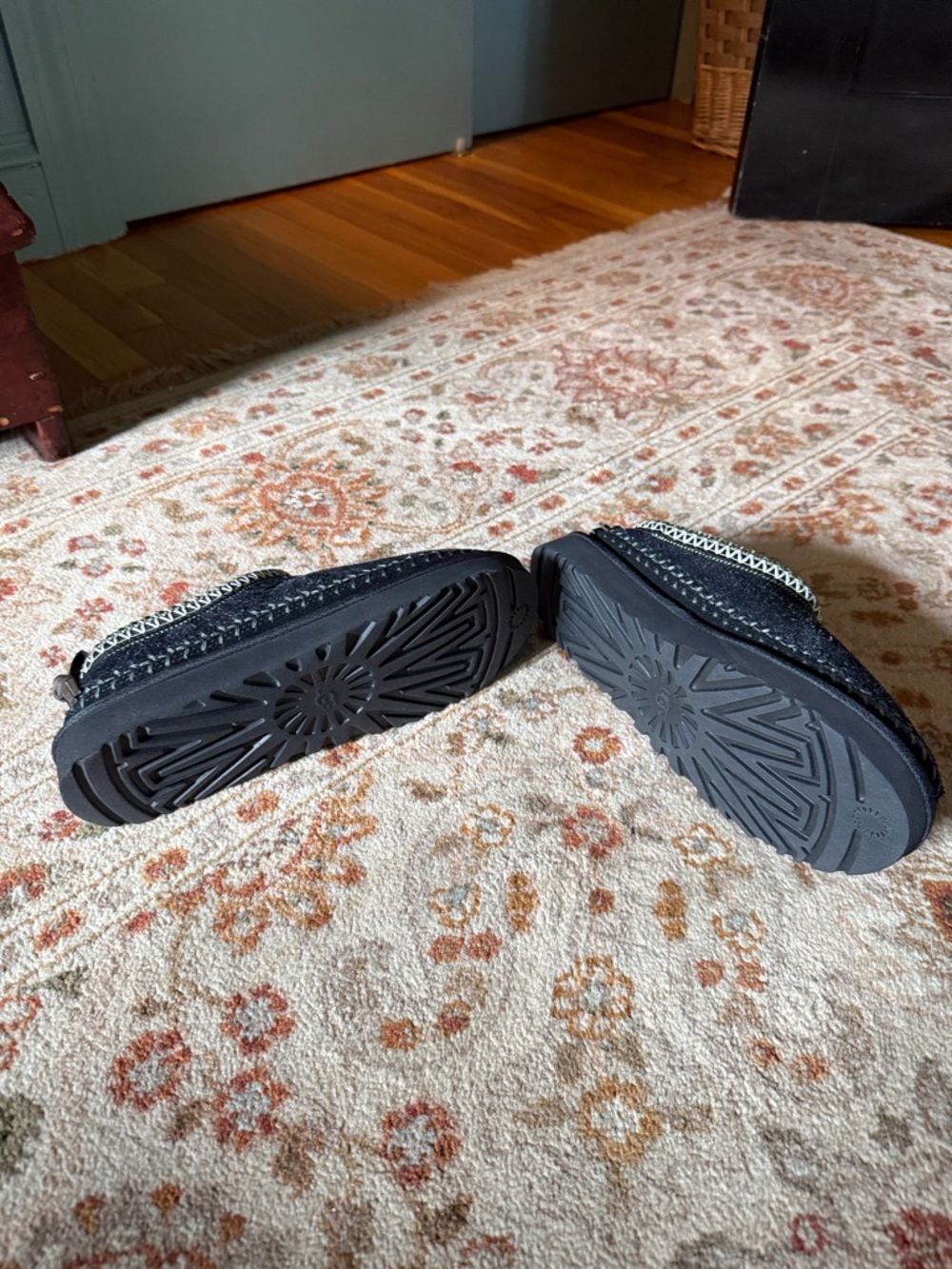 UGG women’s  Black Suede Slip-Ons with Contrast Trim never worn ! - Picture 2 of 4